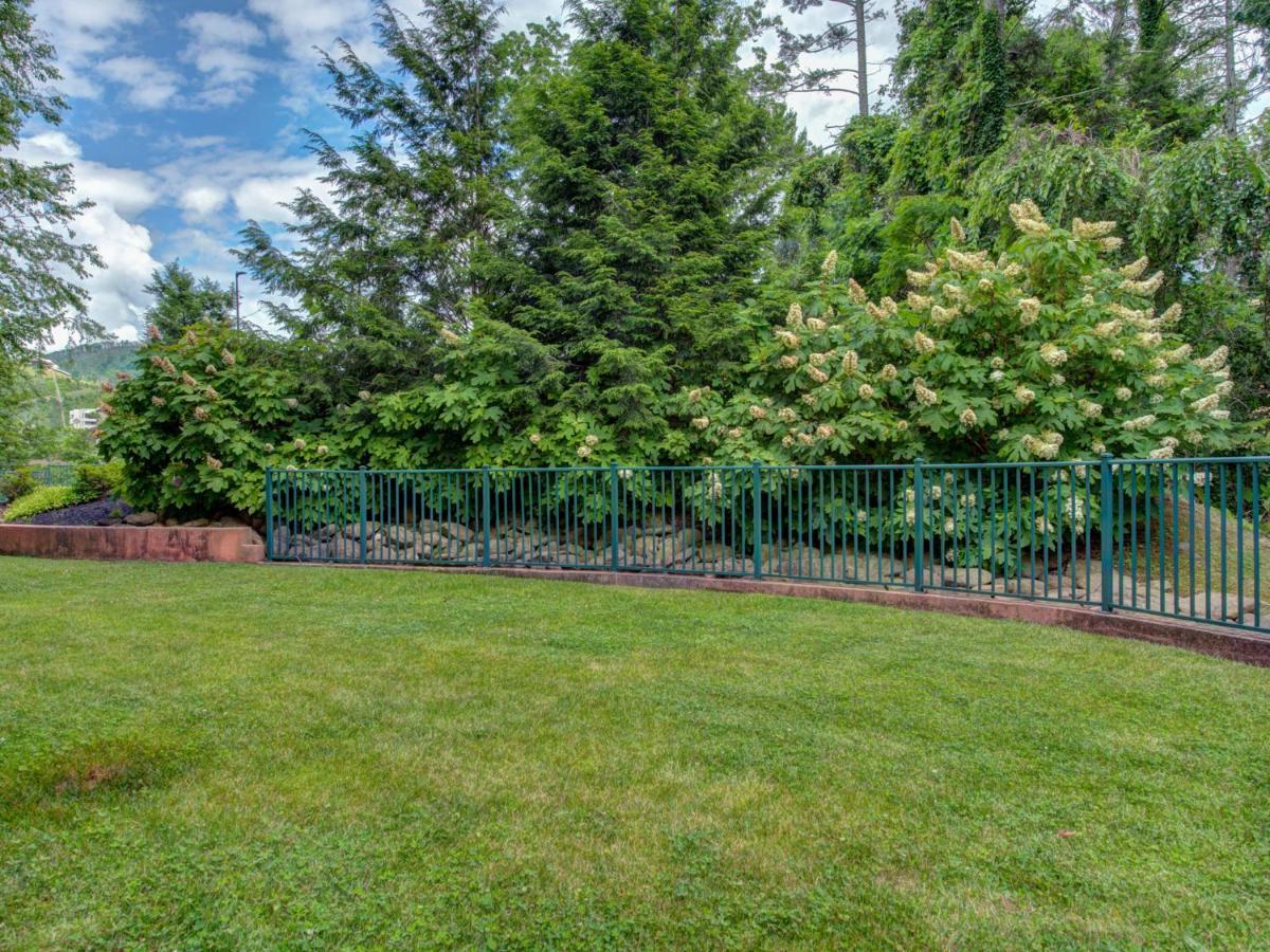 City Bear, 2Br, Pool, Spa, Downtown Gatlinburg, Sleeps 6 Apartment ภายนอก รูปภาพ